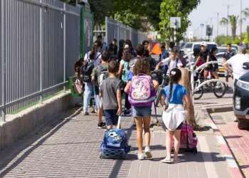 2.5 million Israeli children begin school as planned after teachers' strike averted