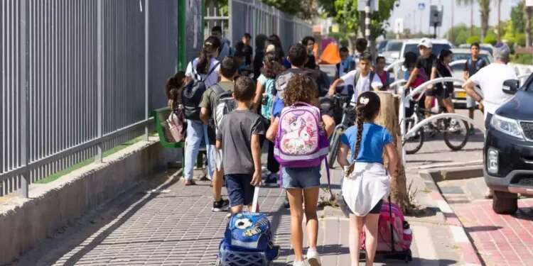2.5 million Israeli children begin school as planned after teachers' strike averted