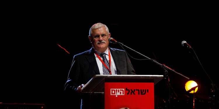 Israel Hayom's founding publisher Asher Baharav passes away