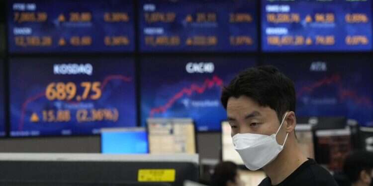 A currency trader watches monitors at the foreign exchange dealing room of the KEB Hana Bank headquarters in Seoul, South Korea, Sept. 29, 2022 Stocks rally, bonds soar in relief after UK calms markets