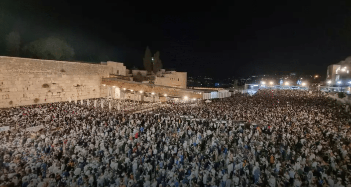 Tens of thousands attend pre-Rosh Hashanah prayers at Western Wall