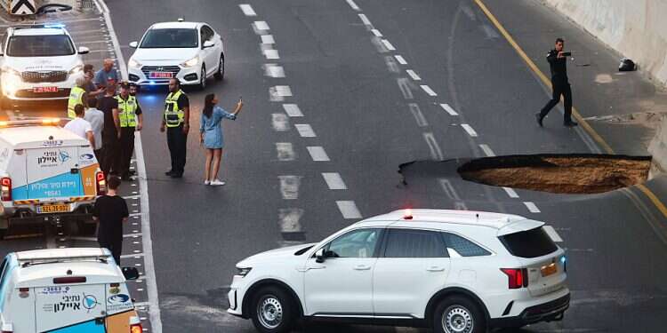 Major traffic disruptions in Tel Aviv after sinkhole opens on highway