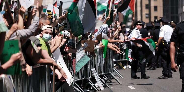 Pro-Palestinian supporters protesting in New York, May 18, 2021 Report: Over 90% of slanted articles in top US campus papers biased against Israel