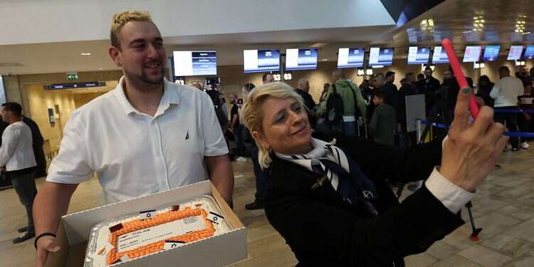 With balloons and contact cards, first Israel-Qatar flight heads to World Cup