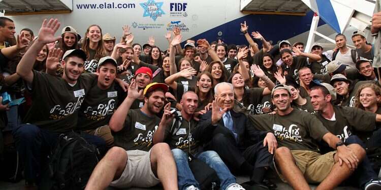New immigrants arrive in Israel in 2010 Nefesh B'Nefesh brings 2022 to a close with nearly 4,000 North American olim