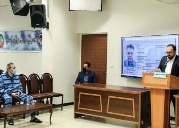 Iran expels 2 German envoys amid uproar over death sentence