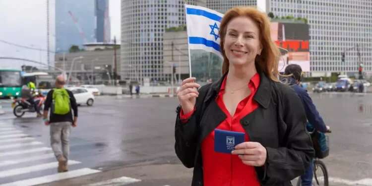 Law & Order's Diane Neal makes aliyah