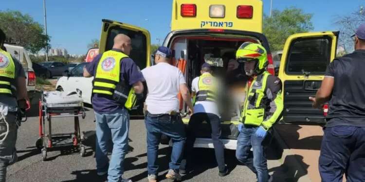 2 soldiers stabbed in central Israel; terrorist arrested