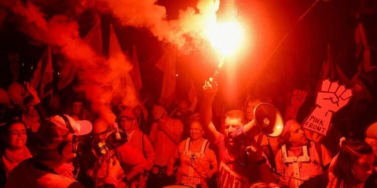 Protests against judicial reform continue despite talks