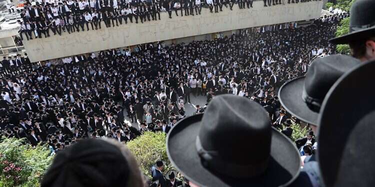 Hundreds of thousands attend funeral of Rabbi Gershon Edelstein