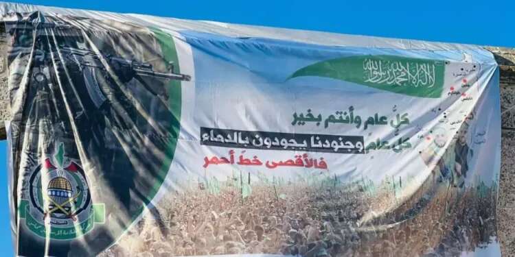 Hamas provocatively displays inciting banners on Temple Mount ahead of Eid al-Adha