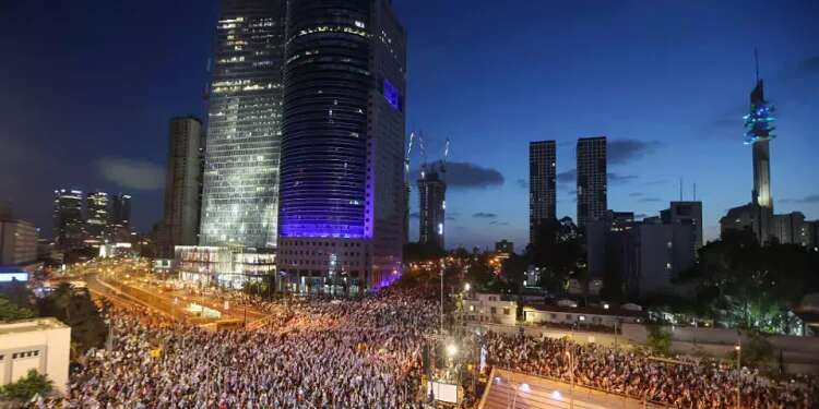 Anti-reform protest in Tel Aviv Mass protest against judicial reform held in Tel Aviv for 22nd straight week