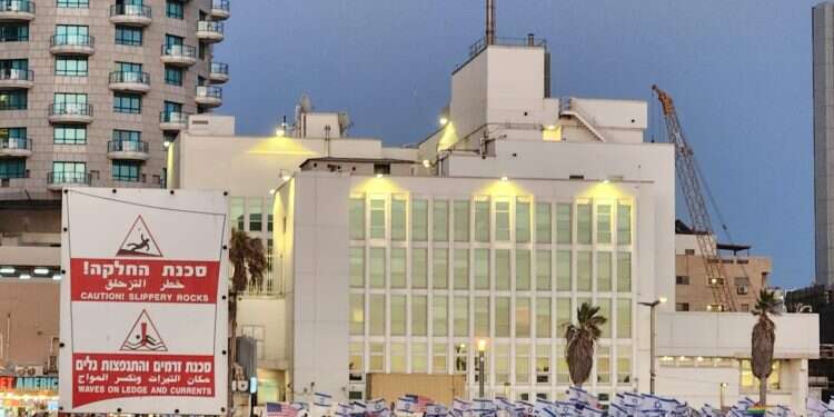 Thousands descend on US Embassy, decry impact of judicial reform on relations