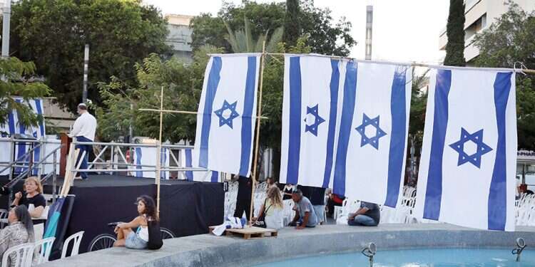 The divider made of Israeli flags during Yom Kippur in Tel Aviv's Dizengoff's Square 'Daddy, why do they say shame to the shofar?'