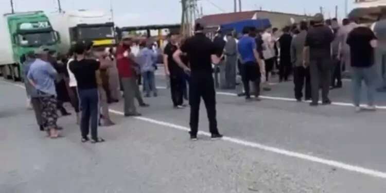 PM expresses concern to Russia after airport riots threaten Israelis