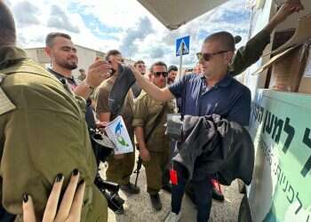KKL–JNF employees contribute over NIS 1M for aid to IDF soldiers