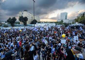 Netanyahu to meet with captives' families as protest continues