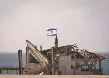 Israeli flags wave proudly along the shores of Gaza: Israel Hayom correspondent, photographer join troops