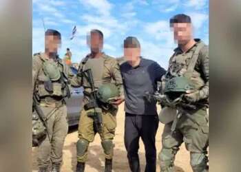 David with the soldiers Meet the American volunteer providing top-of-range equipment to IDF soldiers