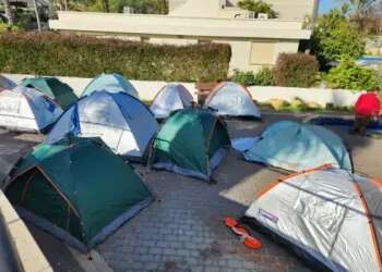 Hostage families camp outside PM's home overnight in aim to force deal