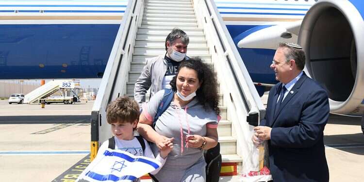 New immigrants welcomed by Chairman of the Executive of the World Zionist Organization Yaakov Hagoel Making aliyah to a nation at war: Jews worldwide rediscover Israel following Oct. 7 tragedy