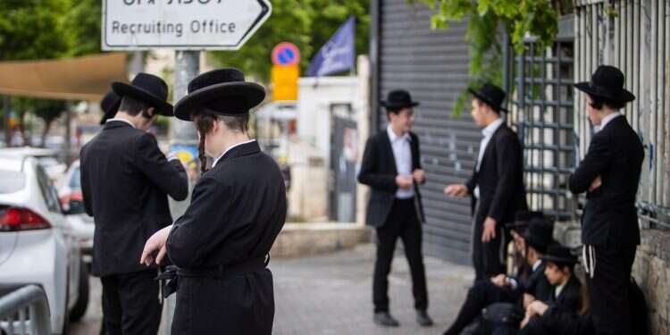 Defense minister delays drafting ultra-Orthodox yeshiva students