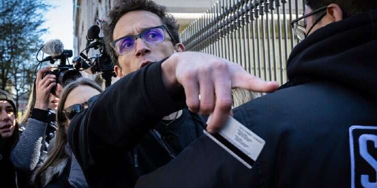 Shai Davidai admitted back to Columbia campus