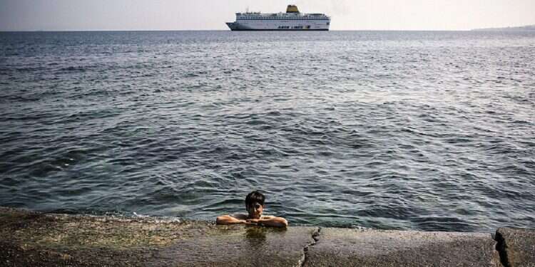 Greek coastguard denies migrants thrown overboard near Rhodes