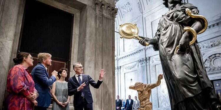 Palestine Action Amsterdam defaces royal palace