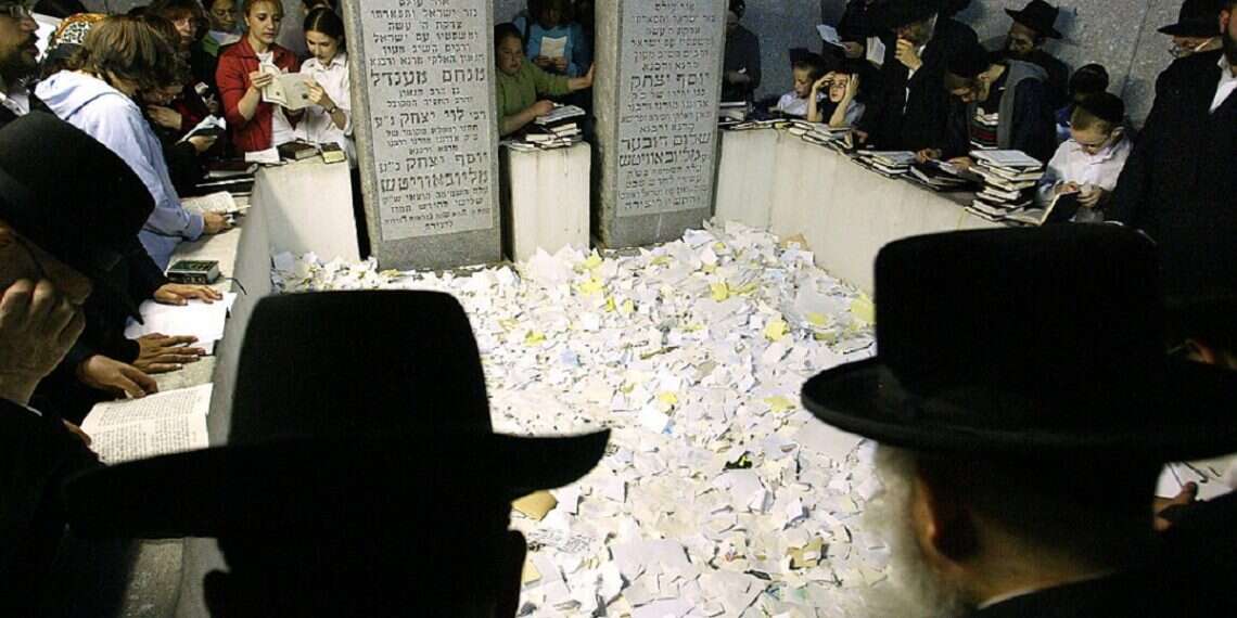 Thousands gather for 30-year yahrzeit of Lubavitcher Rebbe
