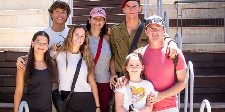 Colorado family surprises lone soldier son at paratrooper ceremony