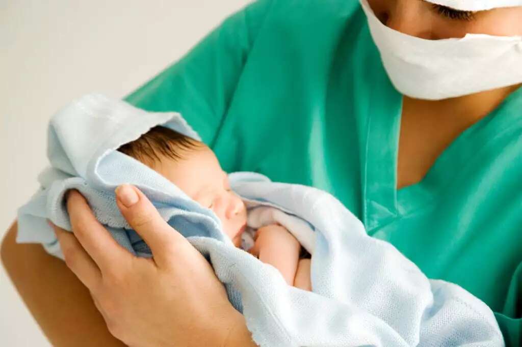 תמונה עבור Baby formula post-birth may increase allergy risk