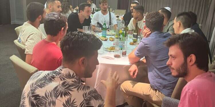 Lone soldiers get special gesture by Paramount empire heir Korff