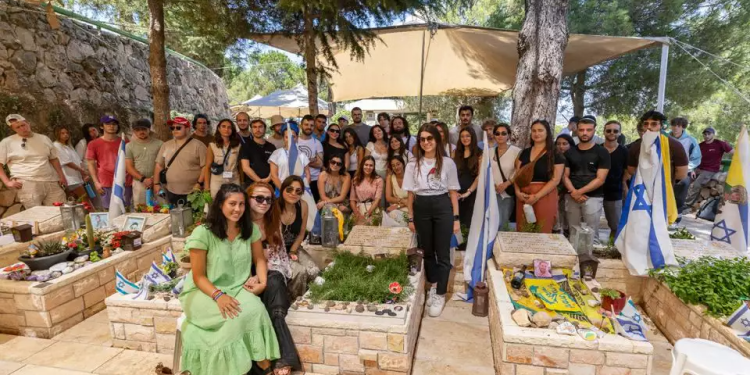 Chloe's entire Birthright group visiting her brother Eli Valentine's gravesite on Mount Herzl
Sister honors fallen IDF soldier through Birthright journey