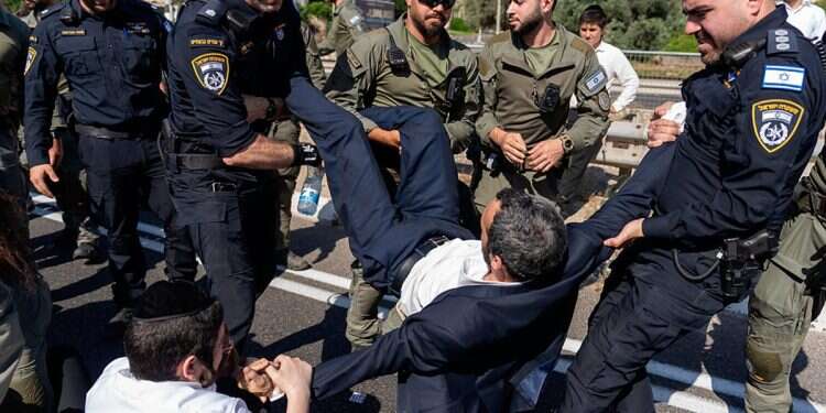 Gov't instructed to cut childcare aid for Haredi draft avoiders