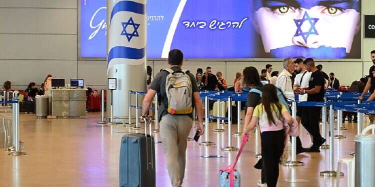 Which airlines are still flying to Israel?