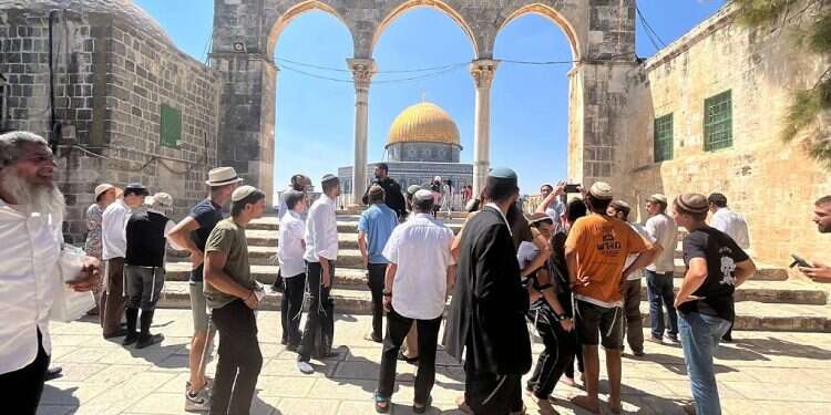 'Walking as free people': Jews flock to Temple Mount for Tisha B'Av prayers