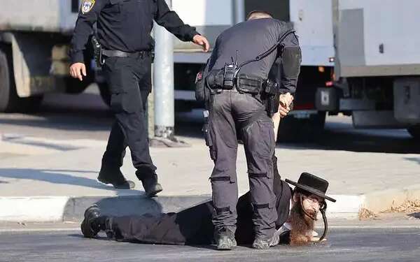 Ultra-Orthodox protesters clash with police over new draft law, harm ILH reporter