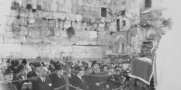 Tisha B'av commemoration at the Western Wall, 1969 Historical photos show Tisha B'Av observance from early days of state