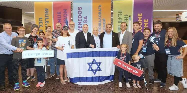 New immigrants moments after arriving in Israel Young US Jews embrace Israel amid Gaza war
