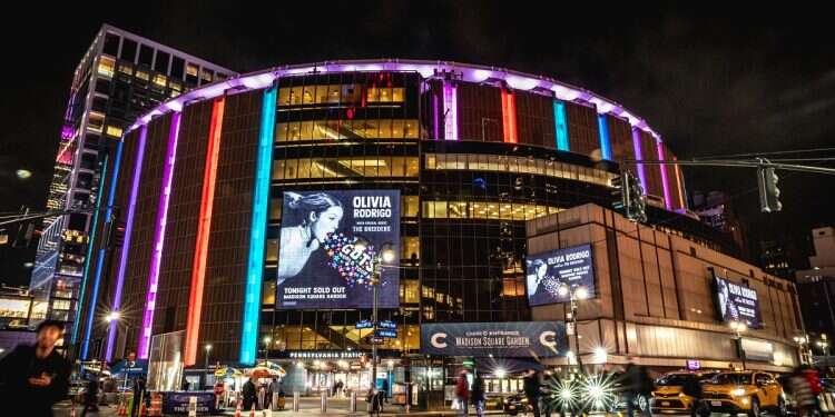 Crowd rallies for Israeli hostages at MSG concert