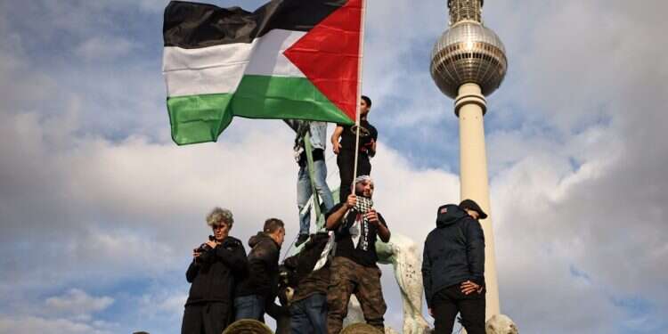 Berlin U cancels Holocaust exhibit in fear of 'intense debates'