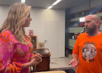 Ex-Sky News host meets with hostages' families