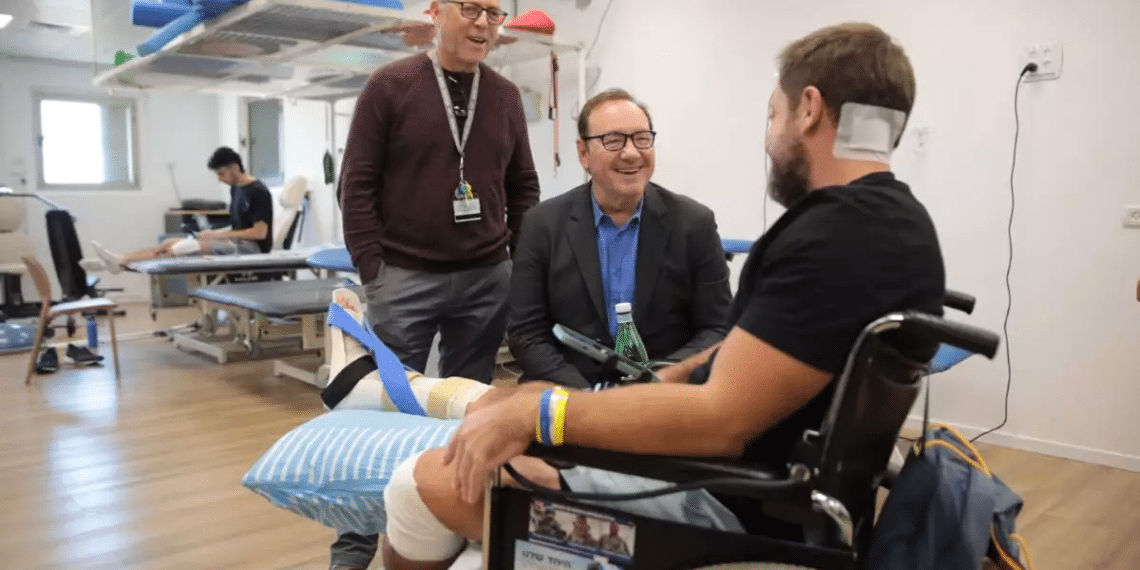 Actor Kevin Spacey visits wounded IDF soldiers in Tel Aviv Kevin Spacey meets wounded IDF soldiers during Israel visit