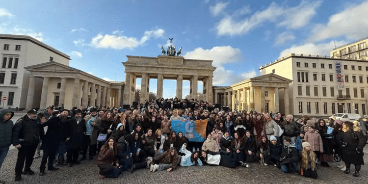 Unfazed by antisemitism, hundreds of teens gather in Berlin to recite 'Shema Israel'