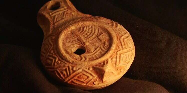 Rare 1,700-year-old oil lamp with Temple symbols discovered