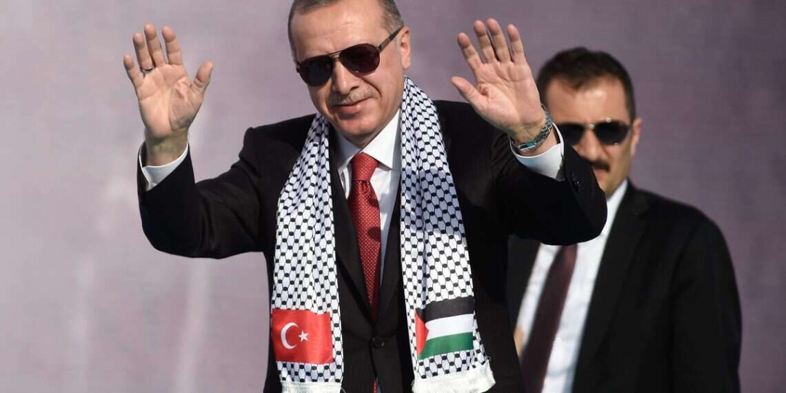 Turkey's President Recep Tayyip Erdogan salutes his supporters during a rally at Istanbul's Yenikapi fairground to show solidarity with Palestinians on May 18, 2018 Turkish president calls for Israel's 'destruction and ruin'