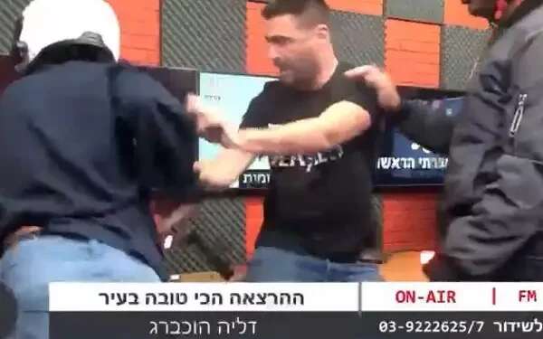 During the podcast, two unidentified individuals assault one of the participants // from the sports show Mishima Leumit (“National Mission”) Unknown assailants attack football podcast host live on air