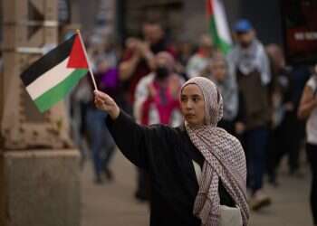 Chicago mayor dons keffiyeh, sparks Jewish outrage