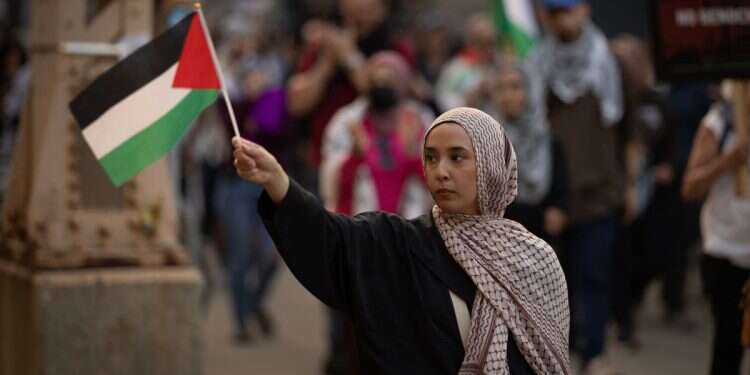 Chicago mayor dons keffiyeh, sparks Jewish outrage